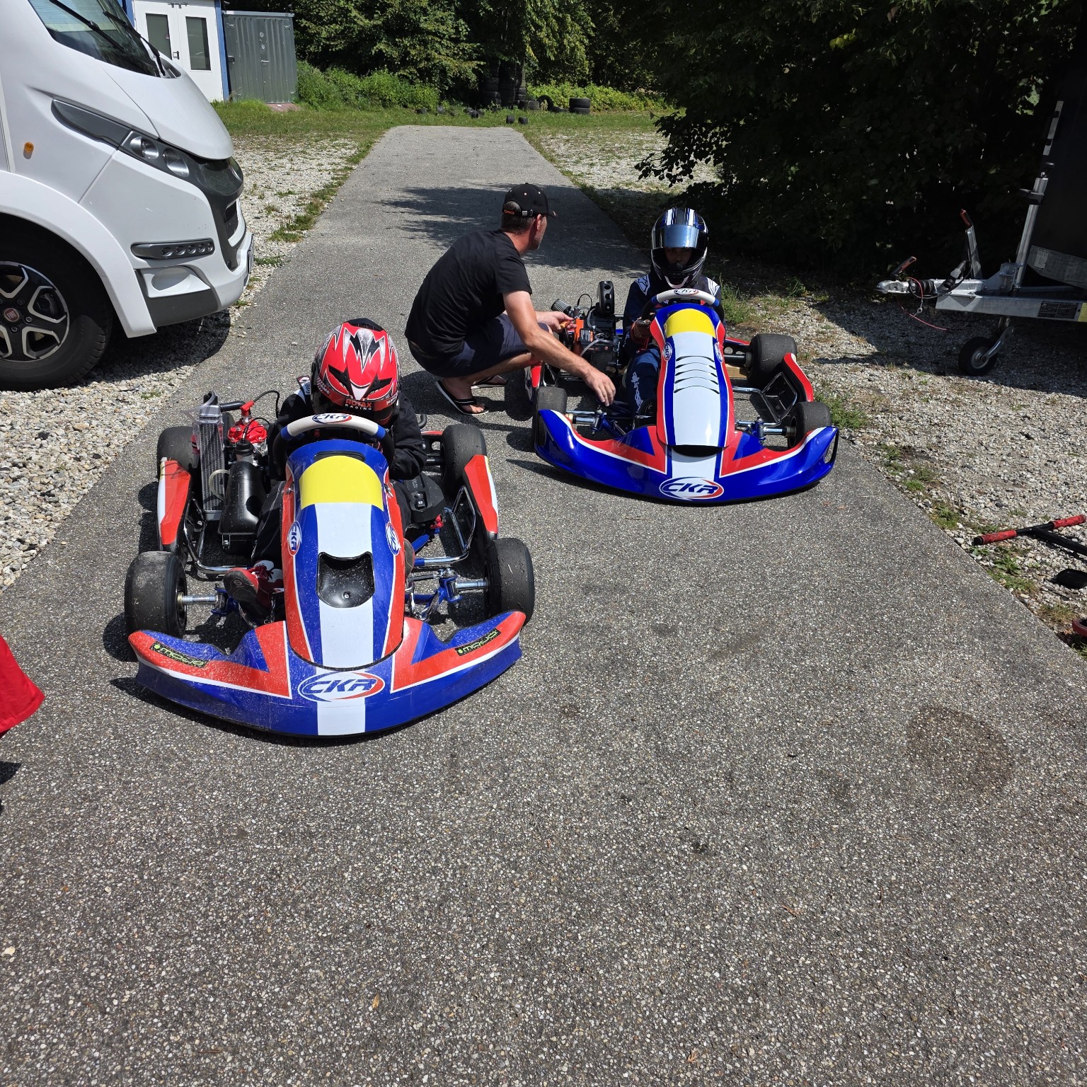 Zwei junge Fahrer in CKR Karts